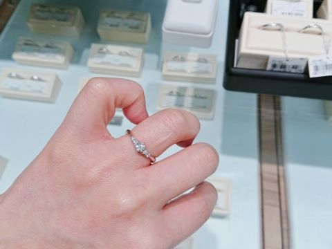 【ジュエリーツツミ(JEWELRY TSUTSUMI)の口コミ】 本来25万円の商品が15万円になっていました。
ダイヤの大きさが0.2カラッ…