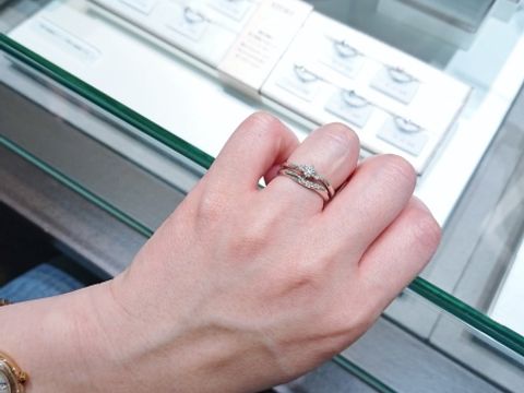 【アイプリモ(I-PRIMO)の口コミ】 お花の名前がついた可愛い婚約指輪で、緩やかなウェーブラインなので指が…