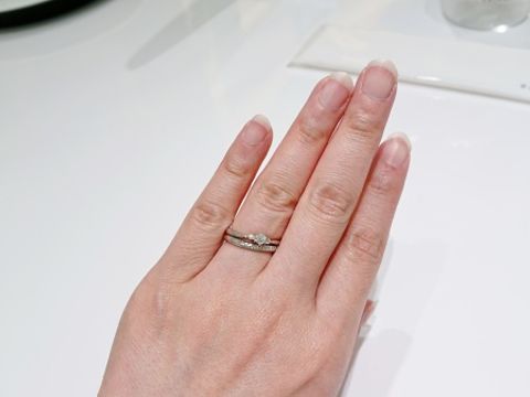 【4℃ BRIDAL(ヨンドシーブライダル)の口コミ】 ダイヤは小さいですが、ダイヤの小ささが気にならないくらい全体的にとて…