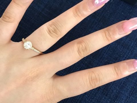 【銀座ダイヤモンドシライシの口コミ】 大きなダイヤの周囲に小さなダイヤが取り囲むようなデザインで、一瞬で一…