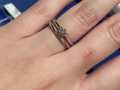 【銀座ダイヤモンドシライシの口コミ】 シンプルがいいなと思っていたので
エンゲージリングは一粒タイプを探して…