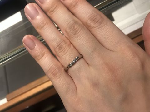 【銀座ダイヤモンドシライシの口コミ】 デザインは、婚約指輪とセットにしても合いそうなものを試着しました。ス…
