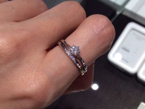 【俄(にわか)の口コミ】 同じブランドで婚約指輪、結婚指輪を買うと統一感がでますね。特に俄はぴ…