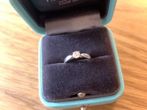 【ティファニー(Tiffany & Co.)の口コミ】 婚約指輪といえばティファニーということで選びました。王道のデサインで…