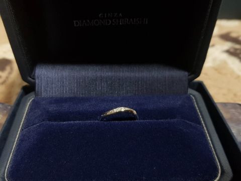 【銀座ダイヤモンドシライシの口コミ】 少しカーブされたデザインで、シンプルすぎず、上品な見た目が気に入った…