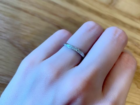 【俄(にわか)の口コミ】 ゆるやかなウェーブで指を綺麗に見せてくれるデザインに惹かれました。手…