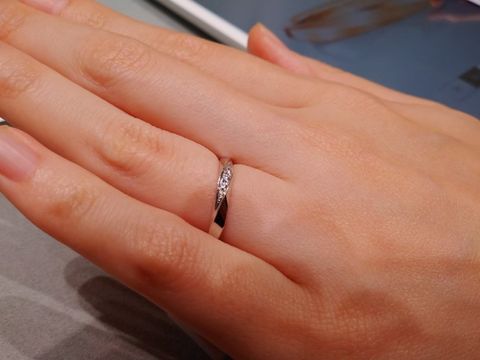 【アイプリモ(I-PRIMO)の口コミ】 鍛造製法で素材はプラチナです。中央に斜めに5石のダイヤが入っていますが…