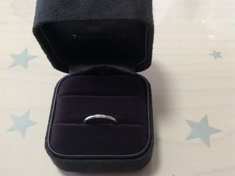 【ティファニー(Tiffany & Co.)の口コミ】 シンプルなデザインの真ん中にダイヤが3つ入ったデザインです。素材はプラ…