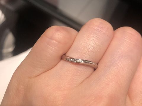 【エクセルコダイヤモンド(EXELCO DIAMOND)の口コミ】 さりげなくウェーブした形なので指が長くきれいに見えます。ダイヤモンド…