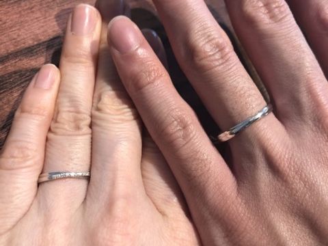 【ith(イズ)の口コミ】 2本の細いリボンがクロスしたような繊細なデザインの指輪です。女性の指輪…