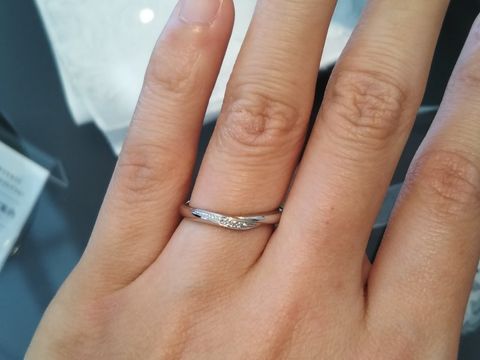 【エクセルコダイヤモンド(EXELCO DIAMOND)の口コミ】 プラチナの指輪です。当初はストレートで考えていましたが、V字ラインのデ…
