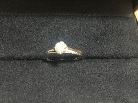 【エクセルコダイヤモンド(EXELCO DIAMOND)の口コミ】 センターダイヤの下を小さいダイヤが一周して入っているという、ほかには…