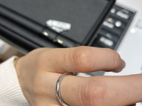 【エクセルコダイヤモンド(EXELCO DIAMOND)の口コミ】 上から見てもダイヤが見えるデザインを探していました。
この指輪はねじれ…