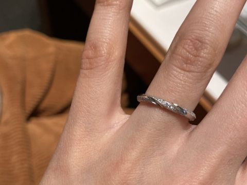 【エクセルコダイヤモンド(EXELCO DIAMOND)の口コミ】 ダイヤモンドの数がとにかく多い‼︎
上から見ても自分サイドから見てもダイ…