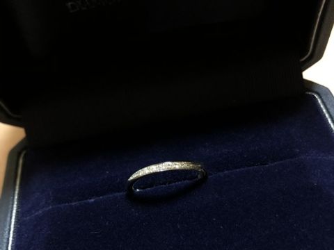 【銀座ダイヤモンドシライシの口コミ】 デザインがきにいりました。ストレートのリングに斜めにあしらわれたダイ…