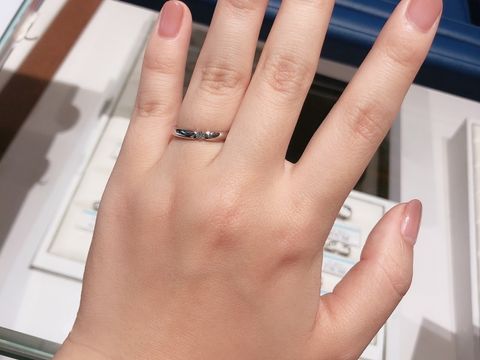 【銀座ダイヤモンドシライシの口コミ】 一粒のダイヤモンドがとても大きく見えて輝きがすごかったです。デザイン…