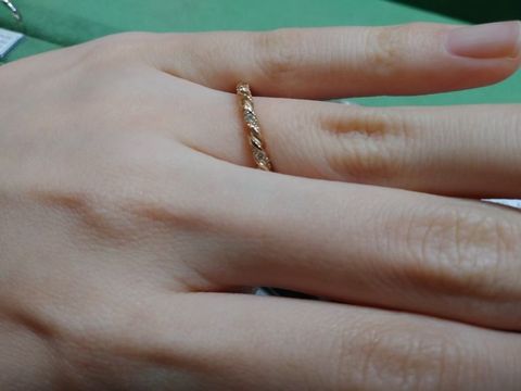 【RosettE(ロゼット)の口コミ】 他ではあまり見かけない縄編みのようなデザイン。ダイヤがバランス良く散…