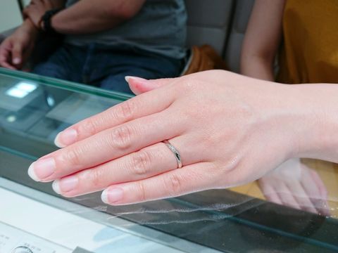 【アイプリモ(I-PRIMO)の口コミ】 少し太めで、デザイン性があり、１本でも存在感のあるリングだと思います…