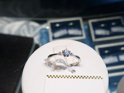 【エルマールサカモトの口コミ】 
お値段が安いこと。
シンプルで可愛い印象のリングでした。
両サイドのメ…