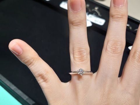 【ティファニー(Tiffany & Co.)の口コミ】 誰もが憧れるブランドの王道とも言える婚約指輪。いつかははめてみたいと…