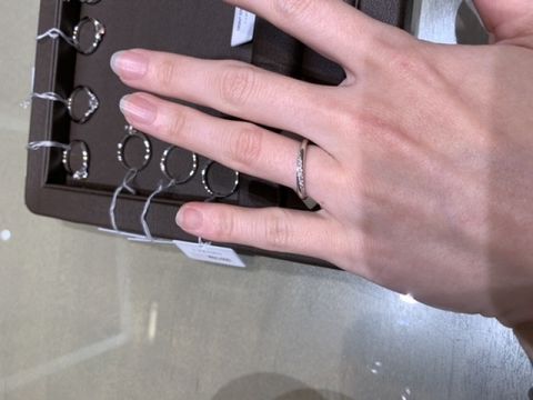 【アイプリモ(I-PRIMO)の口コミ】 全体的にシンプルですが、ダイヤ5石で華やかさもありました。メレダイヤも…