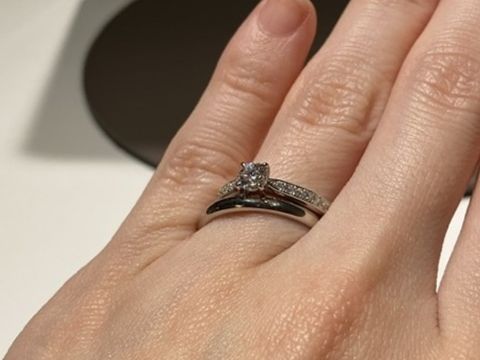 【ラザール ダイヤモンド(LAZARE DIAMOND)の口コミ】 最初はシンプルな婚約指輪を探していましたが物足りなくなり、こちらをオ…