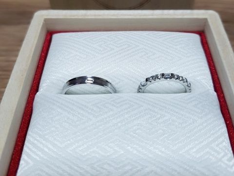 【TOMOE(トモエ)の口コミ】 ハーフエタニティで探していていくつか出していただき、四角のダイヤのデ…