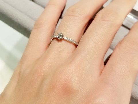 【ヴァンドーム青山(VENDOME AOYAMA)の口コミ】 アームにもダイヤモンドが入っていてキラキラしている可愛いデザイン。ダ…