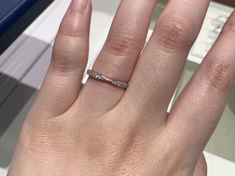【銀座ダイヤモンドシライシの口コミ】 こちらの指輪のデザインは、見てわかる通り、リボンのような形で他社にも…