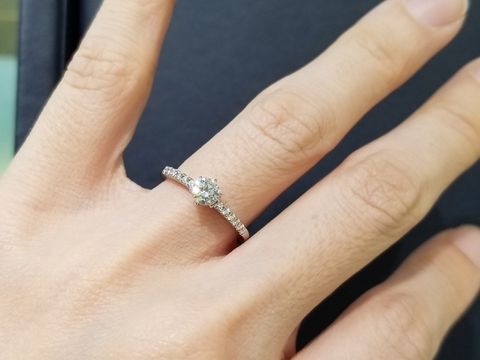 【ROYAL ASSCHER(ロイヤル・アッシャー)の口コミ】 とにかくキラキラで、ダイヤモンドの輝きの強さはさすがカッターズブラン…