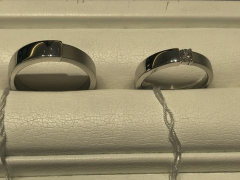 【ギンザタナカブライダル(GINZA TANAKA BRIDAL)の口コミ】 鏡面とマットのハーフトーンがスタイリッシュで格好良いです。中央の1粒ダ…