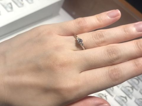 【銀座ダイヤモンドシライシの口コミ】 リングは、一番最新モデルのシャイニングフローというウェーブがかかって…
