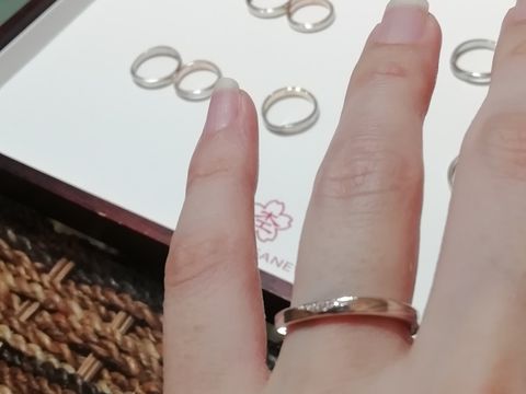 【杢目金屋(もくめがねや)の口コミ】 杢目ならではの、年輪のような縞模様が独特。
同じデザインの模様で家族や…