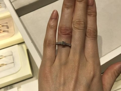 【ブシュロン(BOUCHERON)の口コミ】 ぱっと見た感じは他ブランドでもあるようなデザインですが、よく見ると側…
