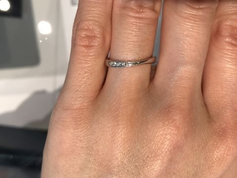 【銀座ダイヤモンドシライシの口コミ】 ツイストがかかっているデザインで少し細身。
全体的に細いので指が華奢に…