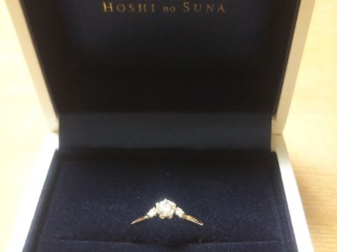 【HOSHI no SUNA 星の砂(ほしのすな)の口コミ】 指輪のデザインに関して、シンプルだけど可愛らしさと上品さがある点がと…