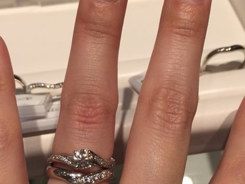 【Only You(オンリーユー)の口コミ】 婚約指輪に合うように軽くV字になっていて重ねて着けても可愛かったです。…