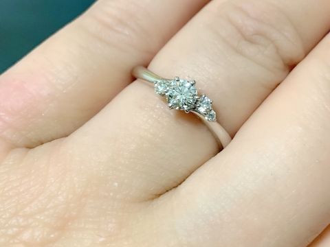 【銀座ダイヤモンドシライシの口コミ】 デザインが他にないような流れる感じが気に入って、着けてみても指馴染み…