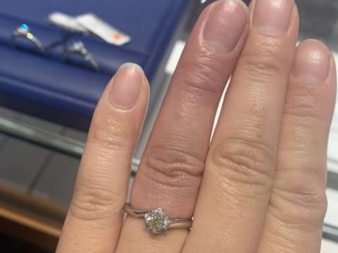 【銀座ダイヤモンドシライシの口コミ】 真ん中の大きいダイヤの周りに細かいダイヤがたくさんついていて遠目に見…