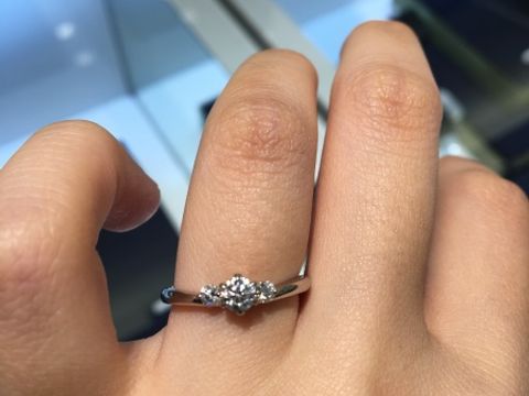 【ROYAL ASSCHER(ロイヤル・アッシャー)の口コミ】 しっくり来たというのが1番です。
もちろん、予算やデザイン(ダイヤが3つ…