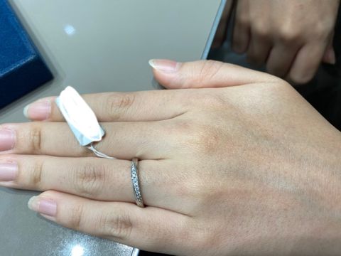 【4℃ BRIDAL(ヨンドシーブライダル)の口コミ】 デザインがしっかりしており、無難なデザインというのもあり、つけていて…