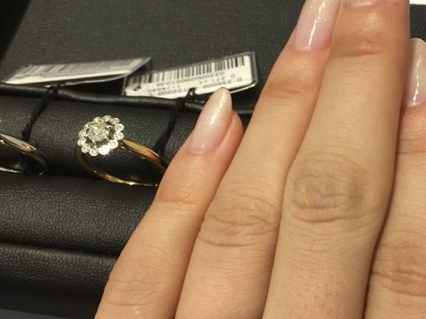 【エクセルコダイヤモンド(EXELCO DIAMOND)の口コミ】 ゆるいV字タイプの指輪なので婚約指輪と重ね付けする方はとても良いと思い…