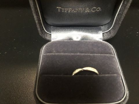 【ティファニー(Tiffany & Co.)の口コミ】 結婚指輪は毎日つけるものなのでシンプルで少しダイヤがついているよが良…