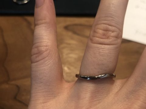 【ichi(イチ)の口コミ】 シンプルながらも動きがある指輪です。鍛造製法で作られているので細身で…