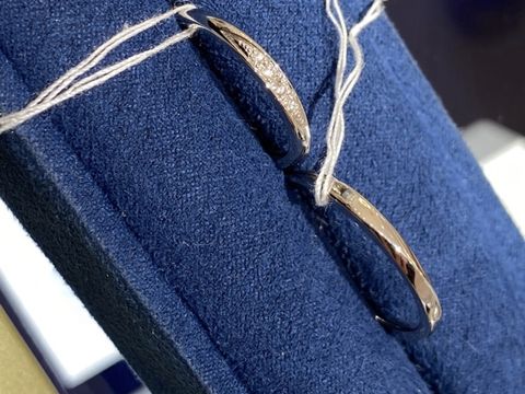 【4℃ BRIDAL(ヨンドシーブライダル)の口コミ】 縁が丸くなっているのではめてもゴツゴツ感がなく良かったです。指輪自体…