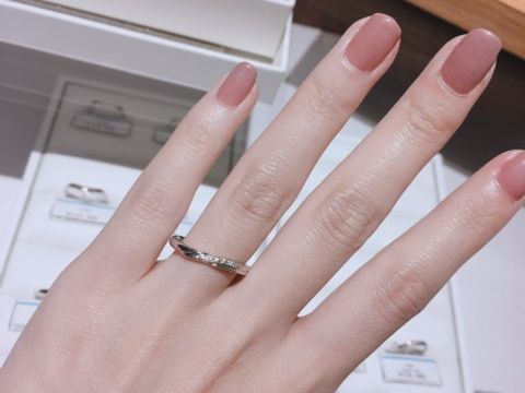 【銀座ダイヤモンドシライシの口コミ】 ダイヤモンドが上品についており、
輝きが美しかったです。さりげなくウェ…