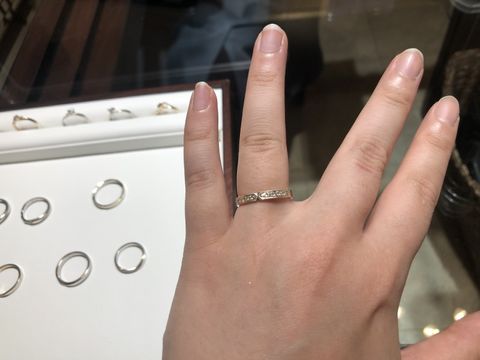 【杢目金屋(もくめがねや)の口コミ】 側面からみると桜の形がみえていて凄く素敵でした。
つけ心地も非常によく…