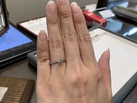 【ラザール ダイヤモンド【取扱店販売】の口コミ】 カットは3代カッターズブランドのラザールに委託しているとの事で、輝きが…