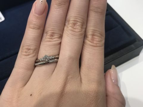 【銀座ダイヤモンドシライシの口コミ】 ストレートに斜めのラインにダイヤがあしらわれていて、通常の逆の斜めの…