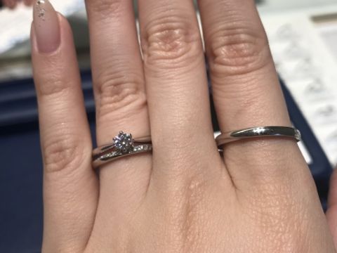 【銀座ダイヤモンドシライシの口コミ】 ストレートに斜めのラインにダイヤがあしらわれていて素敵でした。ダイヤ…